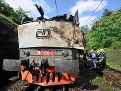 Rychlík z Prahy do Českých Budějovic narazil u Radotína do spadlého stromu a lokomotiva začala hořet