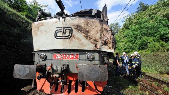 Bouře potrhala troleje a zapálila lokomotivu rychlíku