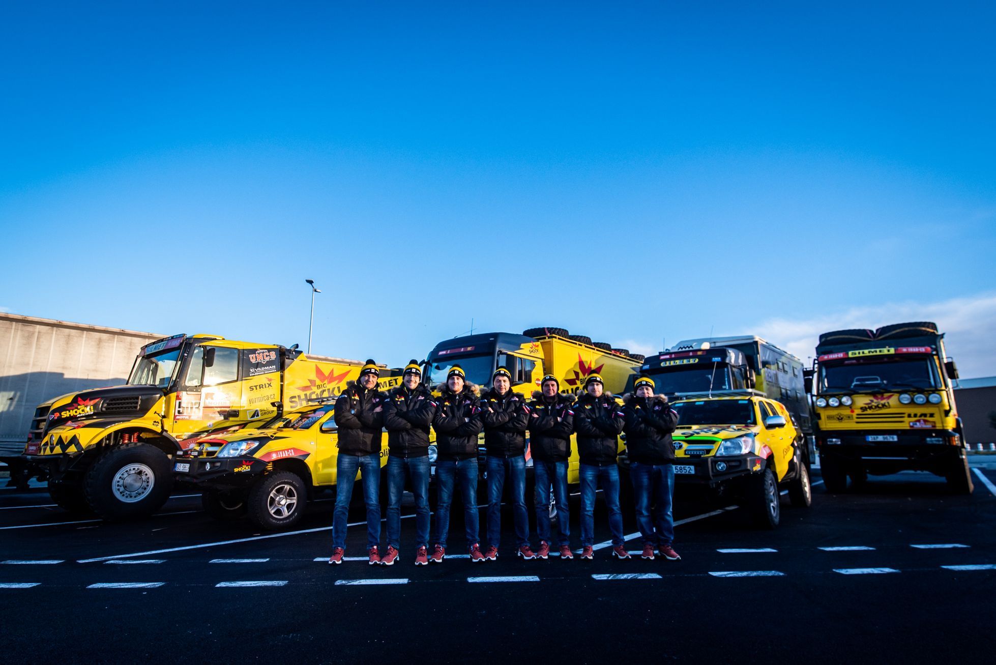 Členové týmu Big Shock! Racing v Marseille při nalodění techniky na Rallye Dakar 2021