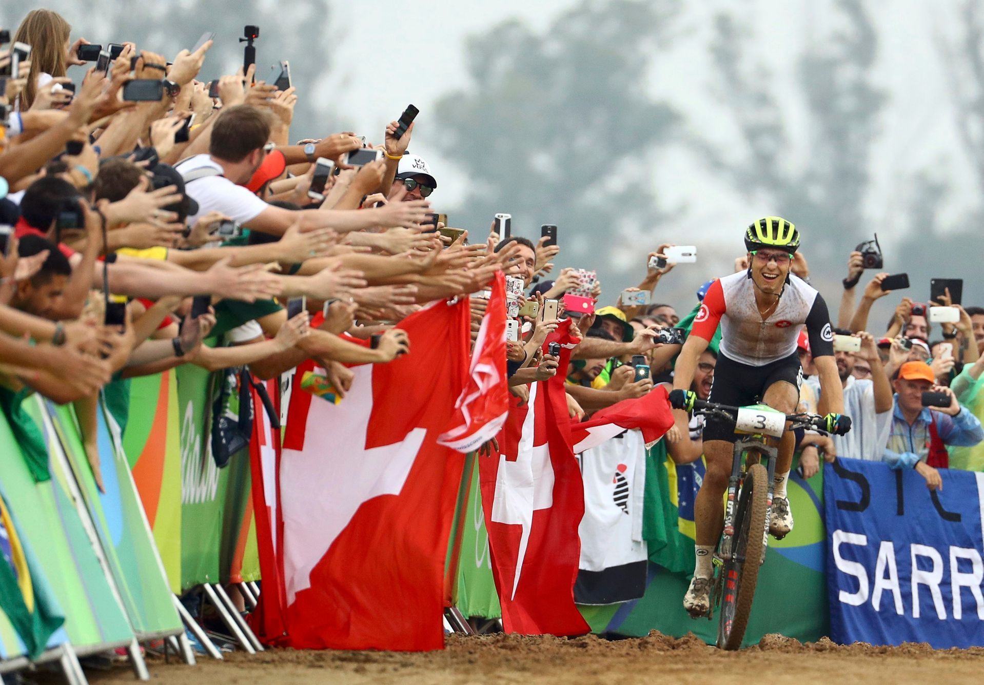 Nino Schurter dojíždí do cíle v závodě cross-country na OH