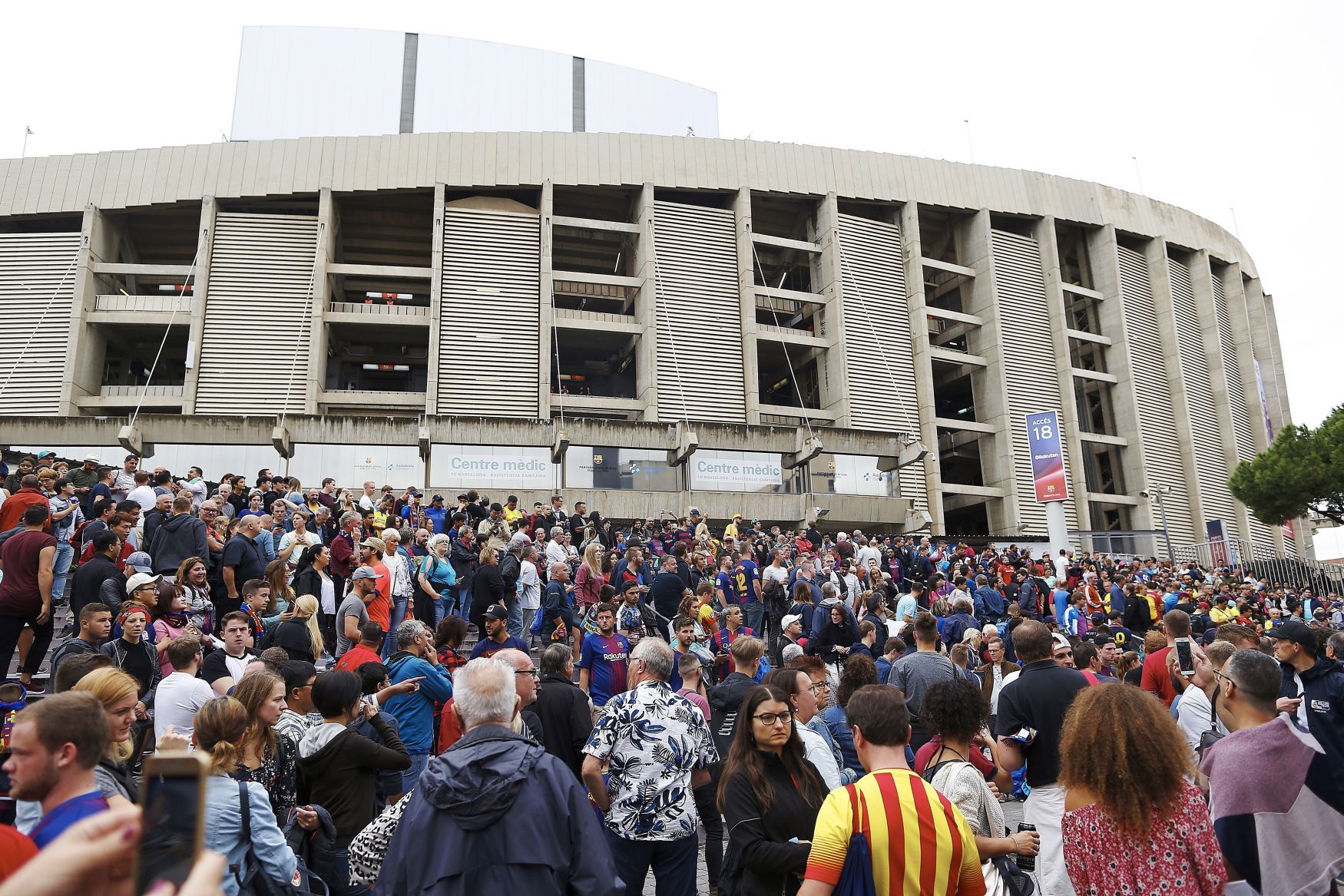 Fanoušci Barcelony museli zůstat před branami stadionu