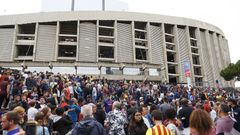 Fanoušci Barcelony museli zůstat před branami stadionu