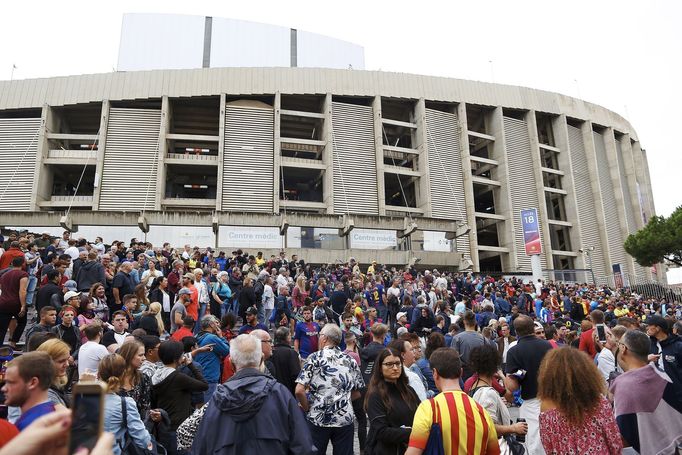 Utkání Barcelony s Las Palmas se konalo i přes nepokoje provázející katalánské referendum o nezávislosti. Fanoušci Barcelony museli zůstat před branami stadionu.