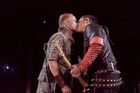 Rammstein se líbali na koncertě v Rusku, ignorovali tak zákon proti gay propagandě