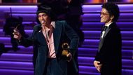 Anderson.Paak a Bruno Mars neboli Silk Sonic se radují z Grammy pro nahrávku roku. Obdrželi ji za song Leave the Door Open.