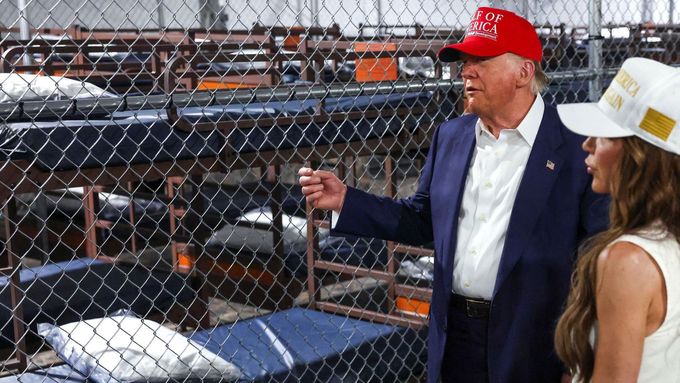 Americký prezident Donald Trump před centrem pro migranty, Aligator Alcatraz ve Floridě.