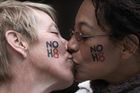 Rok vězení za účast na svatbě gayů. Egypt snížil tresty