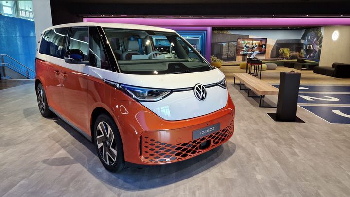 Nový busík od VW poprvé naživo. ID. Buzz může být elektrickou náhradou Multivanu; Zdroj foto: Jan Matoušek