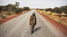 ¨ Malian soldier Ousmane Cisse stands guard on an open road outside Sevare, Mali, January 27, 2013. REUTERS/Joe Penney (MALI - Tags: MILITARY POLITICS CONFLICT) Published: Led. 27, 2013, 4:42 odp.