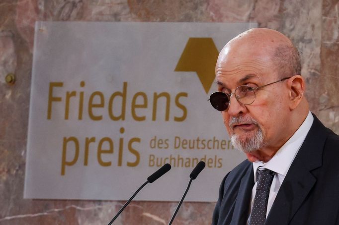 Salman Rushdie převzal Mírovou cenu německých knihkupců.