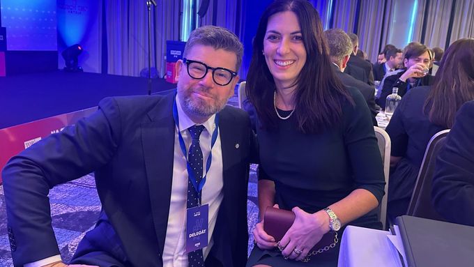 Markéta Pekarová Adamová při loučení s politikou na sobotním sněmu TOP 09 po boku expředsedy Jiřího Pospíšila.