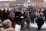 Na tuto tragédii, při níž zahynuli čtyři mladí muži, přišlo dnes dopoledne vzpomenout asi 150 lidí k památníku na kraji zámeckého parku v Duchcově.