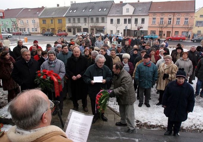 Na tuto tragédii, při níž zahynuli čtyři mladí muži, přišlo dnes dopoledne vzpomenout asi 150 lidí k památníku na kraji zámeckého parku v Duchcově.