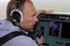 Vladimir Putin v kokpitu hasičského letounu.