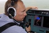 Vladimir Putin v kokpitu hasičského letounu.