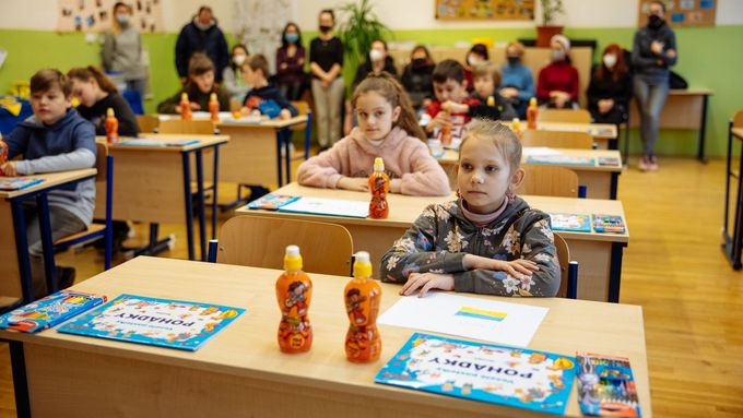 Ukrajinské děti začaly v Česku chodit do školy.