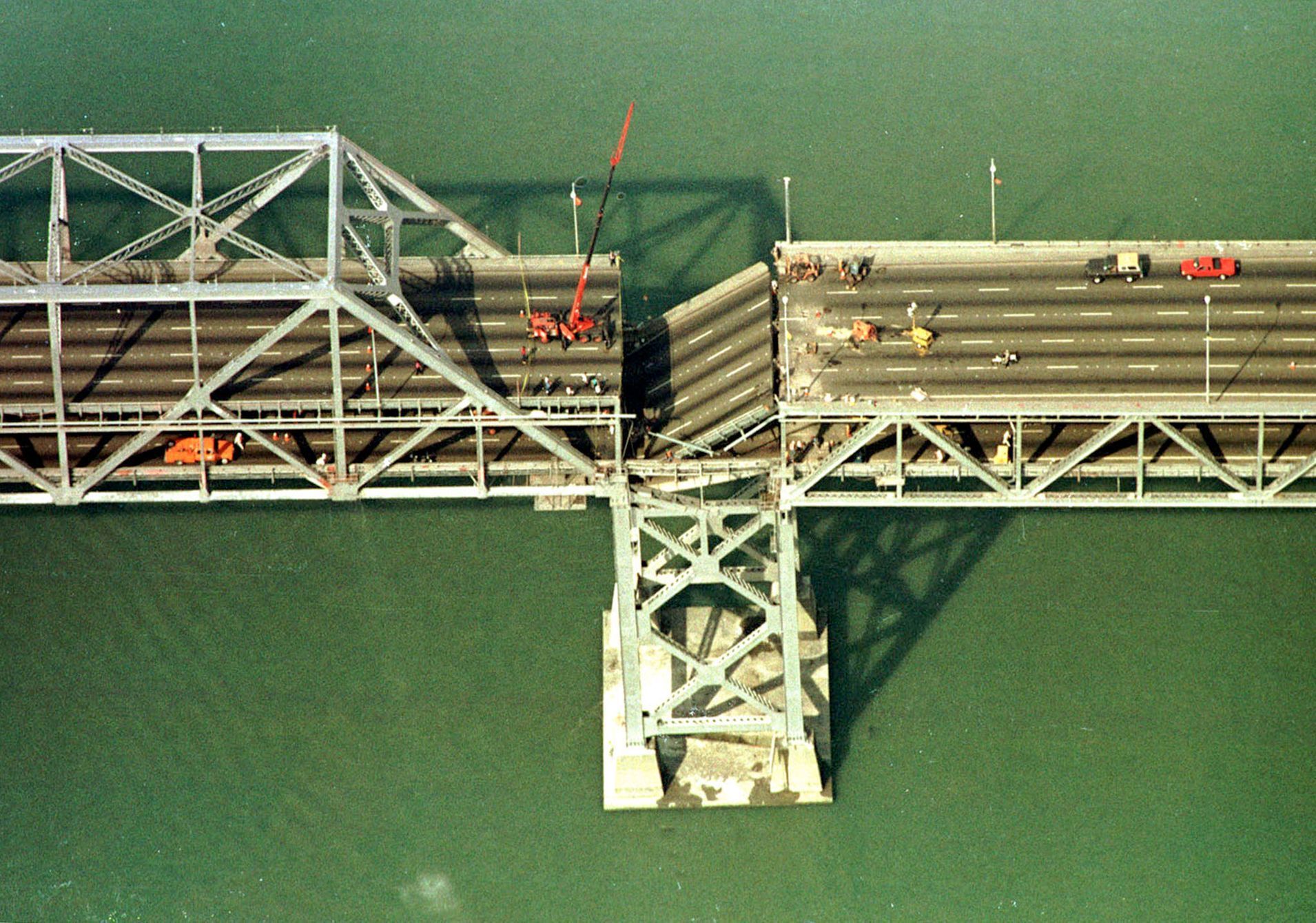 15_Foto_Cypress Freeway Viaduct Bay Bridge,  October 17, 1989