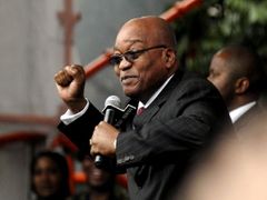 Jacob Zuma zdraví své příznivce před budovou soudu v Pietermaritzburgu poté, co soudce vyhověl jeho žádosti, aby bylo zastaveno jeho trestní stíhání