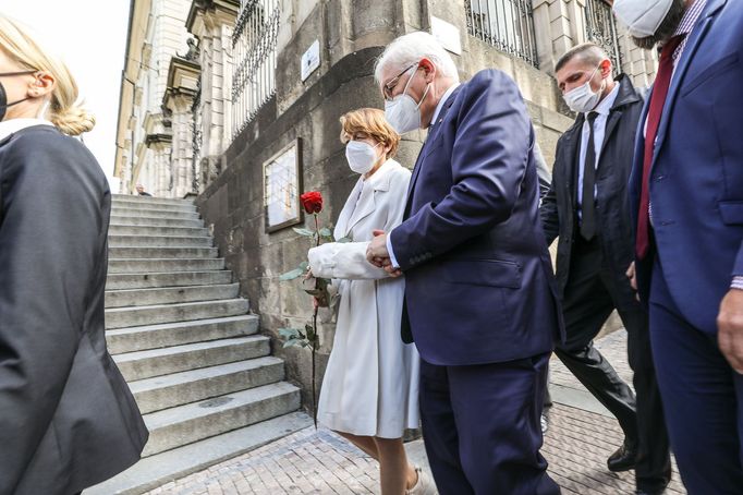 Frank-Walter Steinmeier při uctění památky parašutistů.