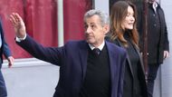 Nicolas Sarkozy s manželkou Carlou Bruniovou-Sarkozyovou odcházejí ze svého pařížského domu.