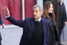 Nicolas Sarkozy s manželkou Carlou Bruniovou-Sarkozyovou odcházejí ze svého pařížského domu.