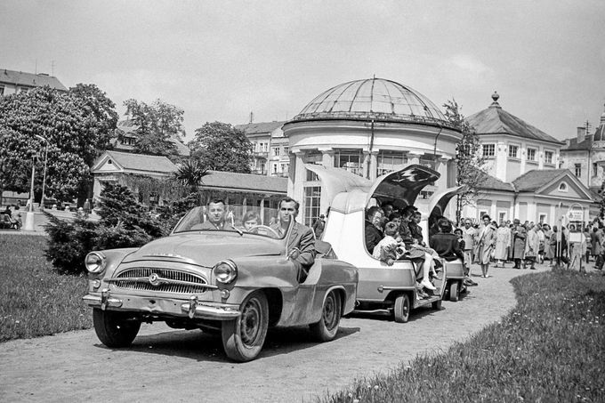 K nejvyhledávanějším zvláštnostem Františkových Lázní  patřil vyhlídkový mikrovláček. Fotografie z roku 1962