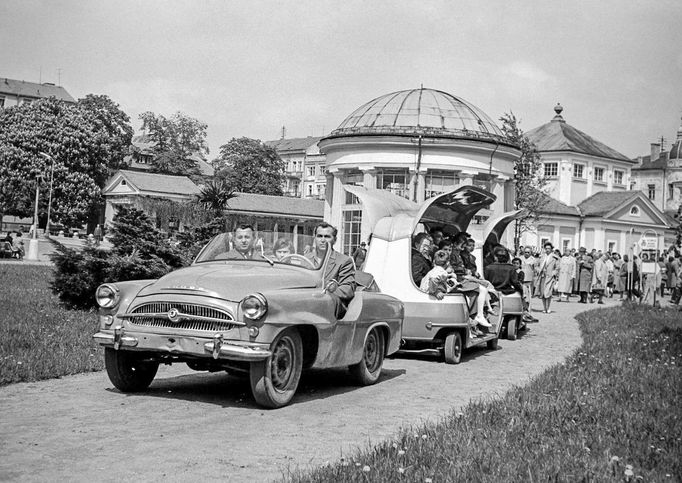 K nejvyhledávanějším zvláštnostem Františkových Lázní  patřil vyhlídkový mikrovláček. Fotografie z roku 1962