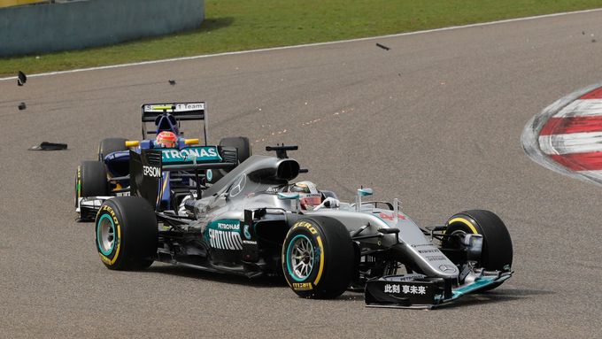 Lewis Hamilton patřil ke smolařům kteří si v Šanghaji po hned v prvním kole poškodili přední spoiler.