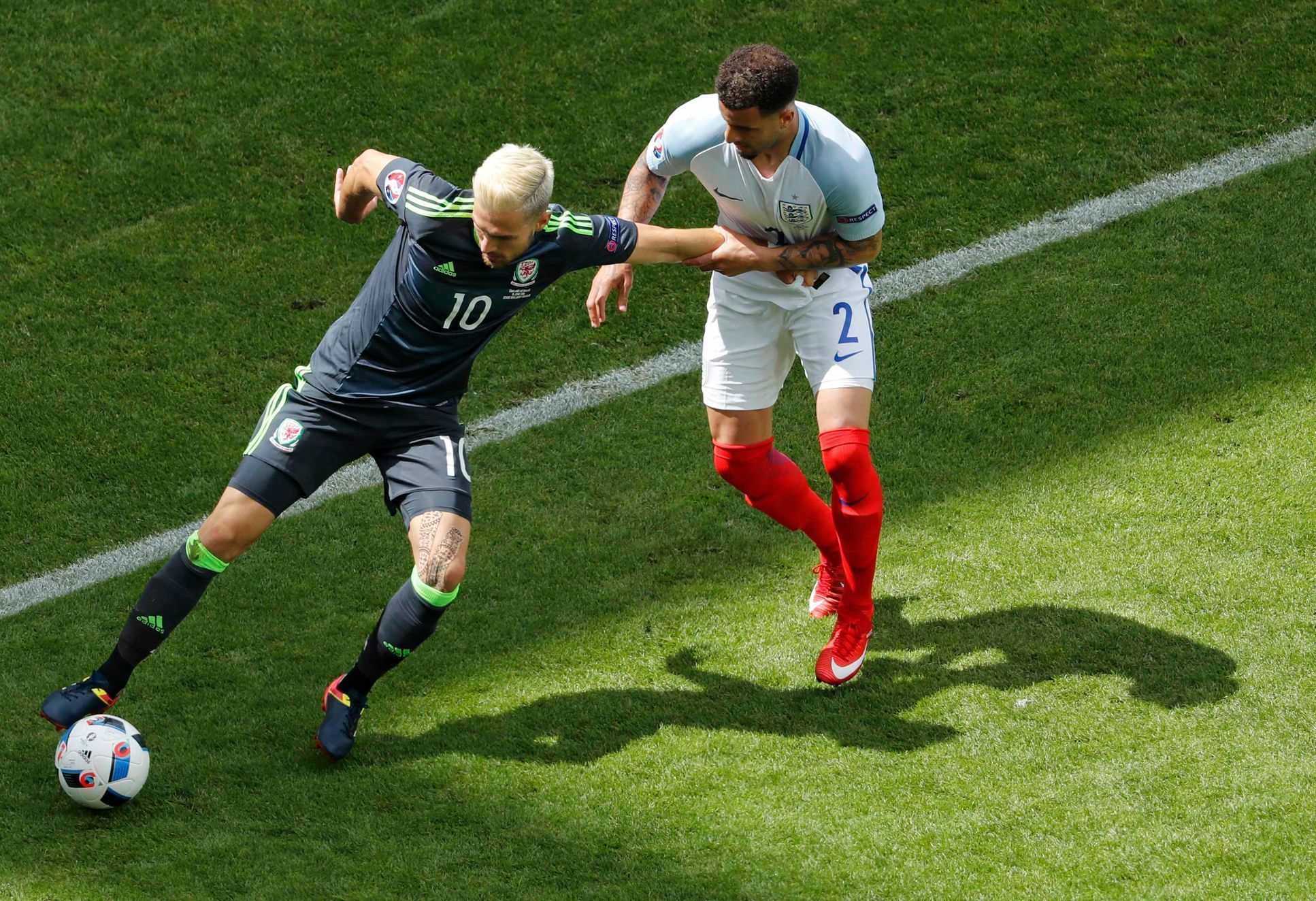Euro 2016: Anglie-Wales: Kyle Walker  - Aaron Ramsey