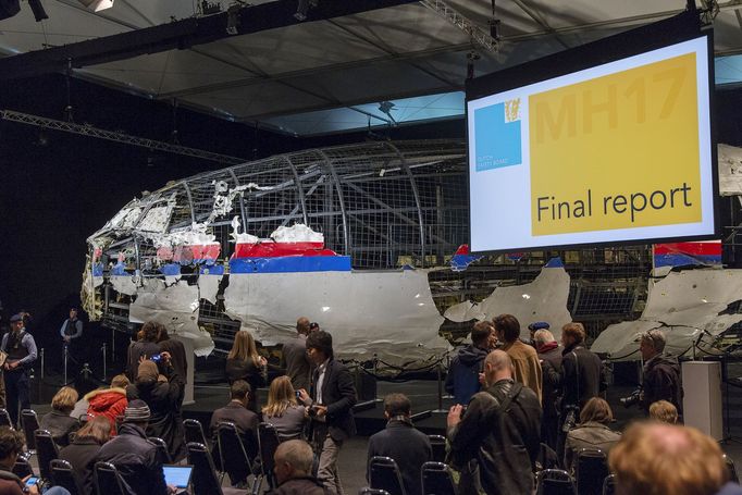 Sestřelený boeing sestavili experti na nizozemské základně dohromady.