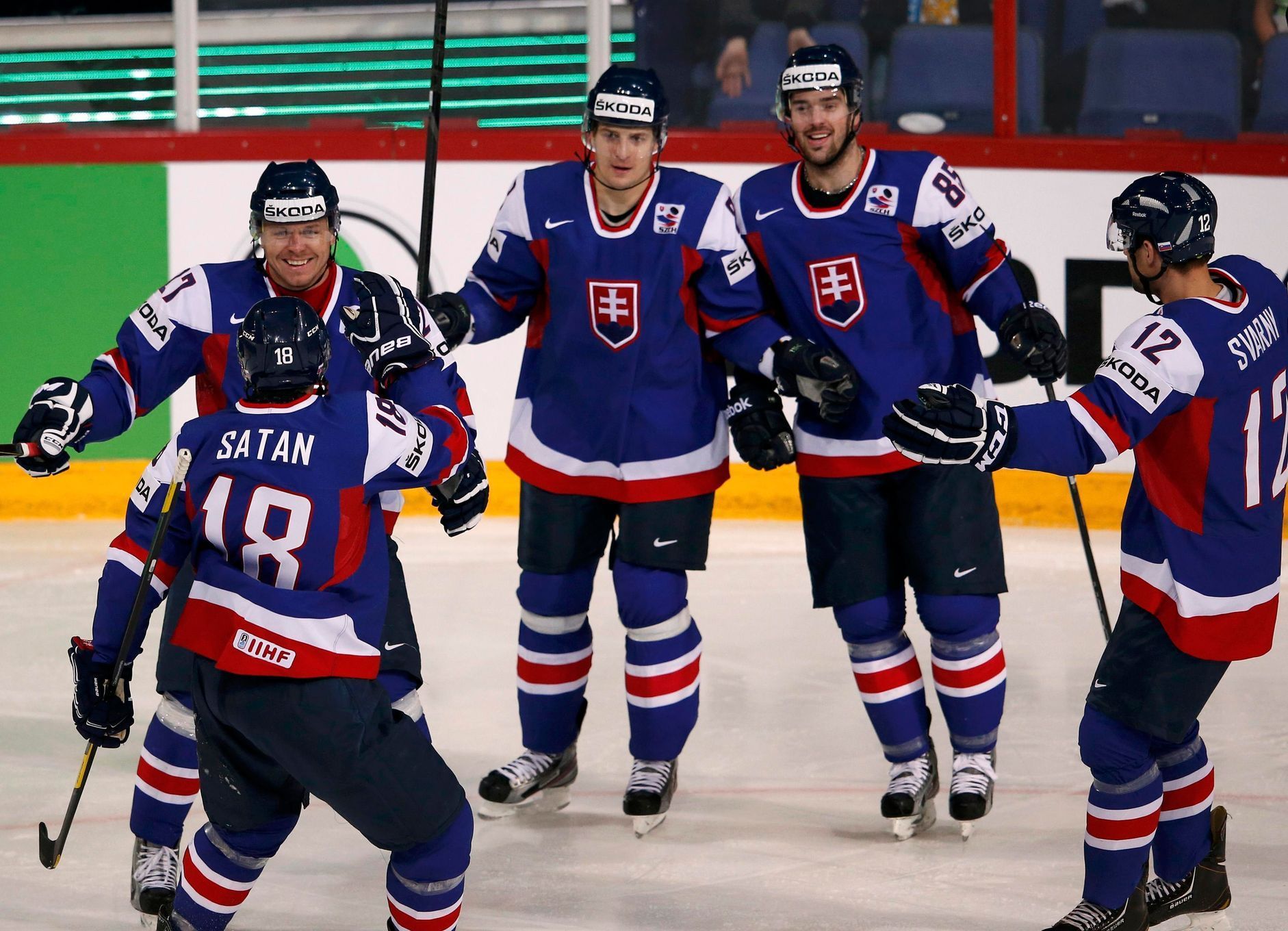 Slováci slaví branku v zápase s Američany na MS 2013