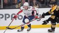 NHL 2019/20, Boston - Washington: Jakub Vrána uniká Urhovi Vaakanainenovi