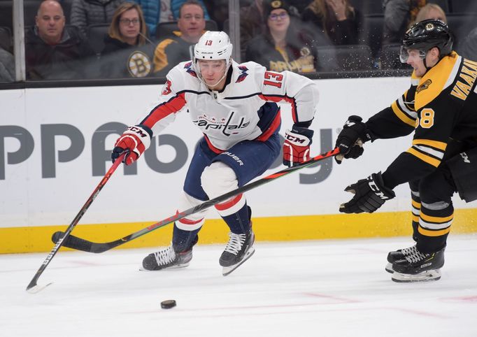 NHL 2019/20, Boston - Washington: Jakub Vrána uniká Urhovi Vaakanainenovi.
