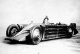 Už v roce 1929 dokázalo auto dosáhnout rychlosti 372,459 km/h. Na tuto metu se ve americkém Daytona Beach dostal britský pilot Henry Segrave, přičemž šlo v své době o absolutní pozemní rychlostní rekord. Segrave pilotoval speciál nazvaný Golden Arrow - v překladu zlatý šíp - s aerodynamickou karoserií a leteckým dvanáctiválcem o objemu 23.9 litru. Maximální výkon? 690 kW. Rychlostní rekord nicméně Segravovi nevydržel dlouho. V roce 1931 jej s hodnotou 396,025 km/h překonal jiný Brit Malcolm Campbell.