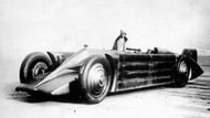 Už v roce 1929 dokázalo auto dosáhnout rychlosti 372,459 km/h. Na tuto metu se ve americkém Daytona Beach dostal britský pilot Henry Segrave, přičemž šlo v své době o absolutní pozemní rychlostní rekord. Segrave pilotoval speciál nazvaný Golden Arrow - v překladu zlatý šíp - s aerodynamickou karoserií a leteckým dvanáctiválcem o objemu 23.9 litru. Maximální výkon? 690 kW. Rychlostní rekord nicméně Segravovi nevydržel dlouho. V roce 1931 jej s hodnotou 396,025 km/h překonal jiný Brit Malcolm Campbell.