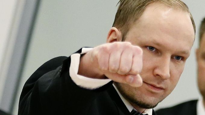 Ani třetí den u soudu si Breivik neodpustil svůj pseudopozdrav.