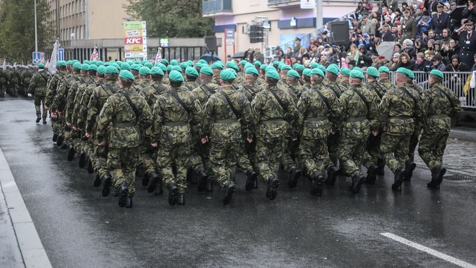 Vojáci houfně opouštějí armádu, noví nepřicházejí tak rychle a v takových počtech, aby je nahradili. Za deset let průměrný věk příslušníka ozbrojených sil povyskočil o více než rok. Ilustrační foto.