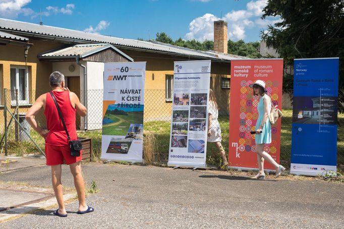 Symbolické zahájení demolice vepřína v Letech u Písku, který stál na místě koncentračního tábora pro Romy. Na místě vznikne památník holokaustu.