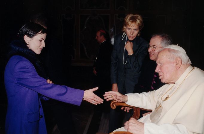 Zpěvačka Dolores O'Riordan při setkání s papežem Jane Pavlem II. ve Vatikánu v roce 2001.