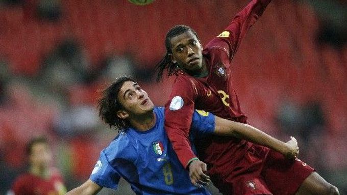 Italský fotbalista Aquilani (vlevo) bojuje s Portugalcem Manuelem Fernandesem v barážovém zápase ME do 21 let o účast na olympijských hrách.