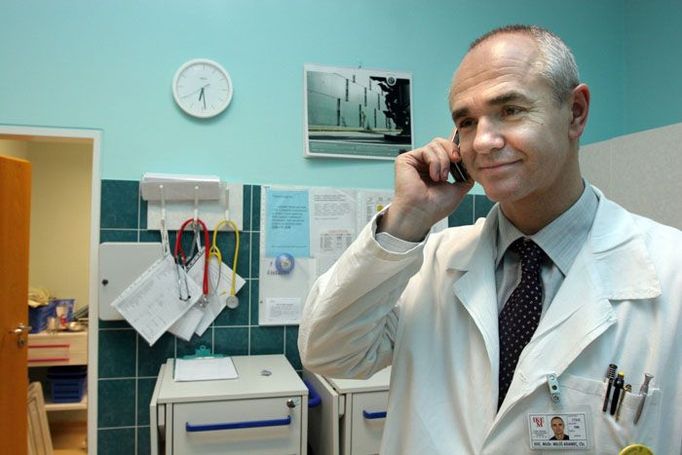 18:29. Miloš Adamec, přednosta kliniky transplantační chirurgie. Po konzultaci s kolegy v Hradci rozhoduje. Pan M.N. může na sál. Druhý pacient připravený na zákrok jde domů, musí počkat na jiného dárce. Kromě shody krevní skupiny je hlavním kritériem velikost orgánu.