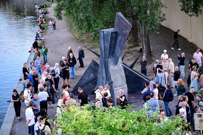 Snímek ze středečního odhalení nového sousoší Jiřího Sozanského u pražského Musea Kampa.