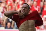V 69. minutě se však prosadil po centru Philippa Lahma hlavou Franck Ribéry a rozhodl. O devět minut po samostatné akci zvýšil o tyč Arjen Robben.