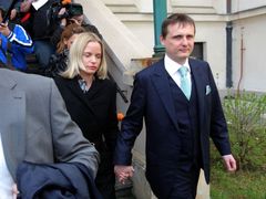 Kateřina Klasnová odchází od soudu s Vítem Bártou.