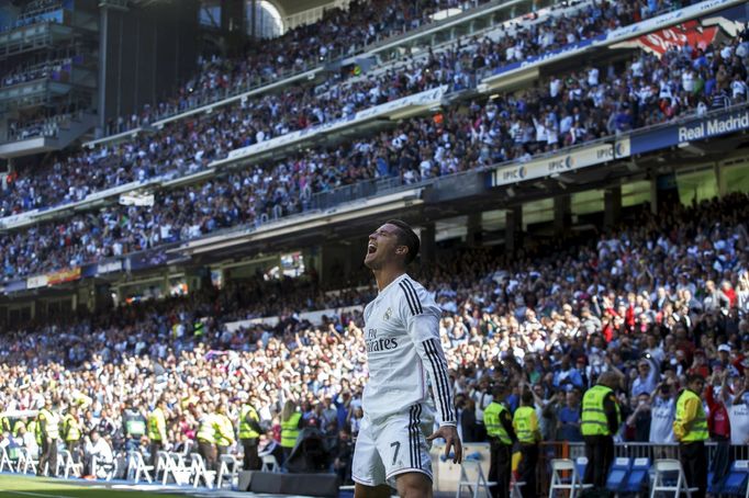 Cristiano Ronaldo oslavuje svých pět branek do sítě Granady.