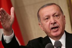 Turecko bude bojovat proti pokusu o ekonomický puč, hřímal po sankcích USA Erdogan