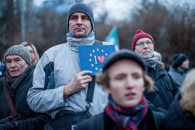 Protesty proti Konferenci evropských protiimigračních stran z frakce Evropa národů a svobody, kterou pořádá SPD.