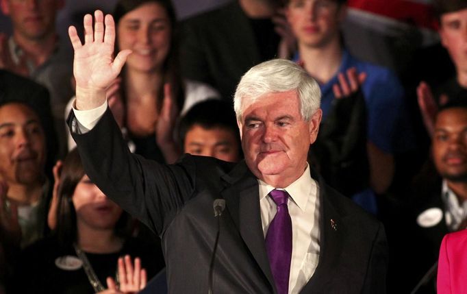 Newt Gingrich zdraví se příznivce během volební noci ve státech Alabama a Mississippi.