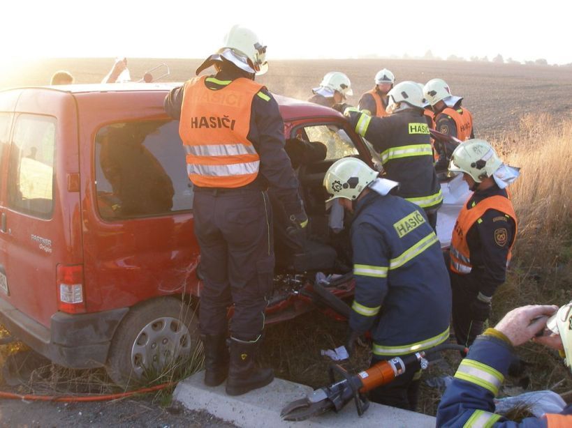 Nehoda zablokovala přivaděč na D11