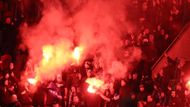 Ani po událostech na Letné, kde fanoušci Plzně zranili několik lidí, si příznivci Baníku neodpustili použití pyrotechniky. Naštěstí k dalším újmám na zdraví nedošlo, jen se pár chvil nehrálo kvůli zhoršené viditelnosti po zapálení dýmovnice.